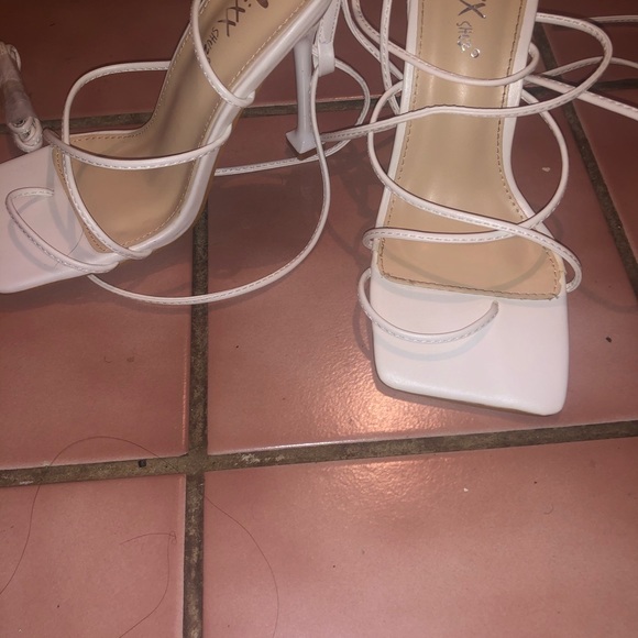 White tie up heels - Picture 2 of 3